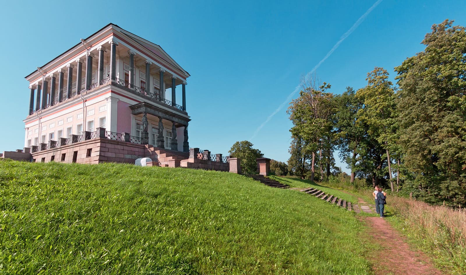 Обветшавшие дворцы, царские павильоны, дворянские дачи. Петергоф — это не только фонтаны