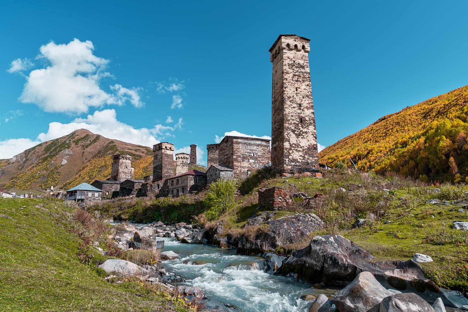 Из Местии в Ушгули — самый простой и красивый трекинговый маршрут в Грузии. Как пройти его без палаток, спальников и тяжелого рюкзака
