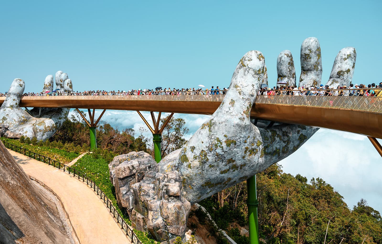 Дананг — вьетнамский курорт, куда не ездят европейцы. А тут круто: белоснежные пляжи, серфинг, снорклинг и гиббоны в джунглях