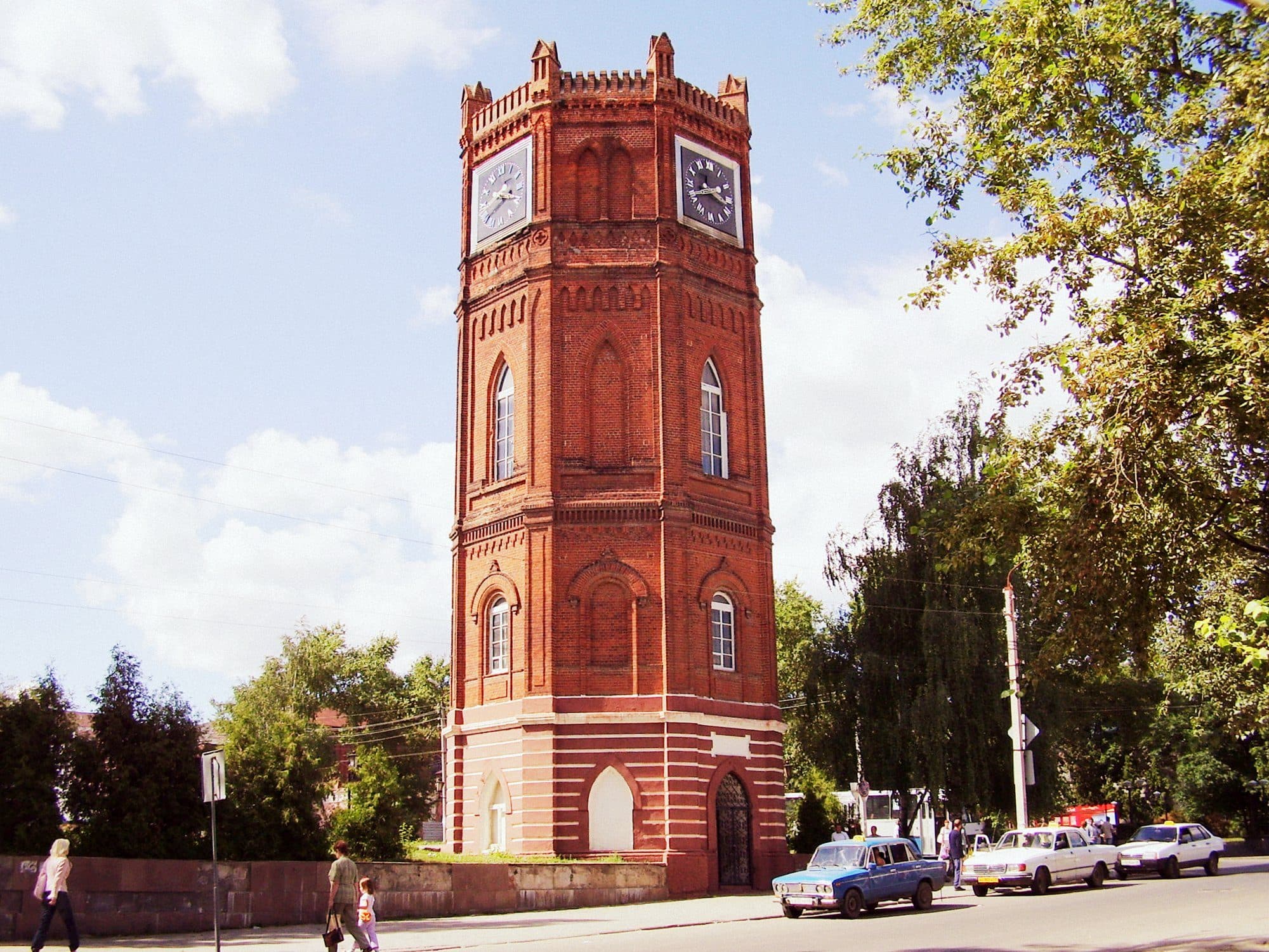 Едем на машине из Москвы до Ростова-на-Дону: наличники в Ельце, пещерные храмы в Воронежской области и казачий колорит на Дону