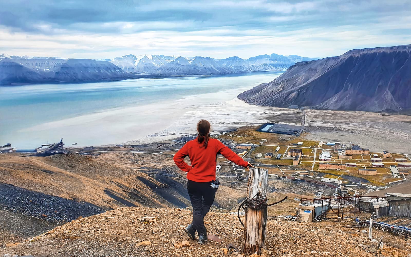 Здесь запрещено рожать и держать кошек, а северные олени бродят по поселкам как коровы — я работаю гидом на Шпицбергене. Это самый-самый север Земли