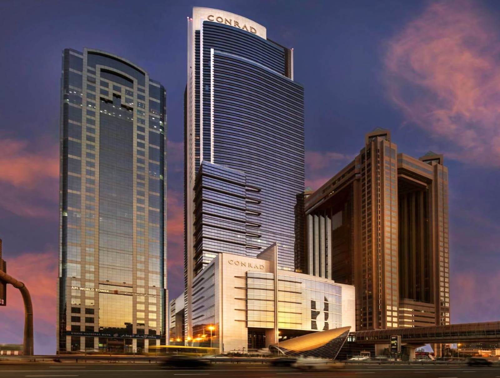 Conrad Dubai — шик и люкс в его восточном понимании. Посредственные рестораны, вид на стройку через пыльные окна и вау-завтрак