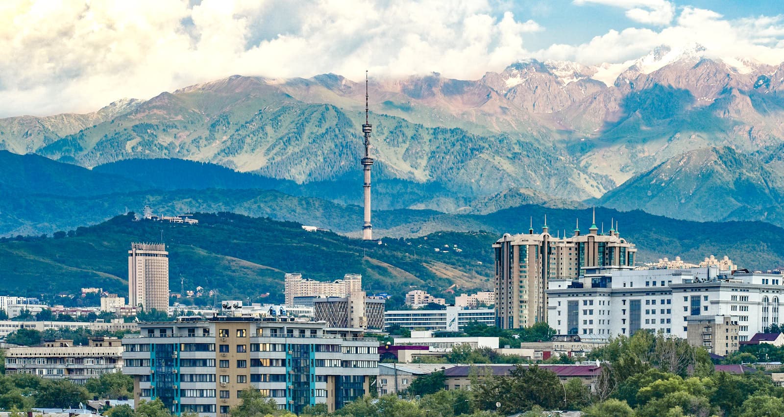 Алматы и природа: озера, каньоны, горнолыжные курорты. И все это находится в живописных горах и недалеко от города