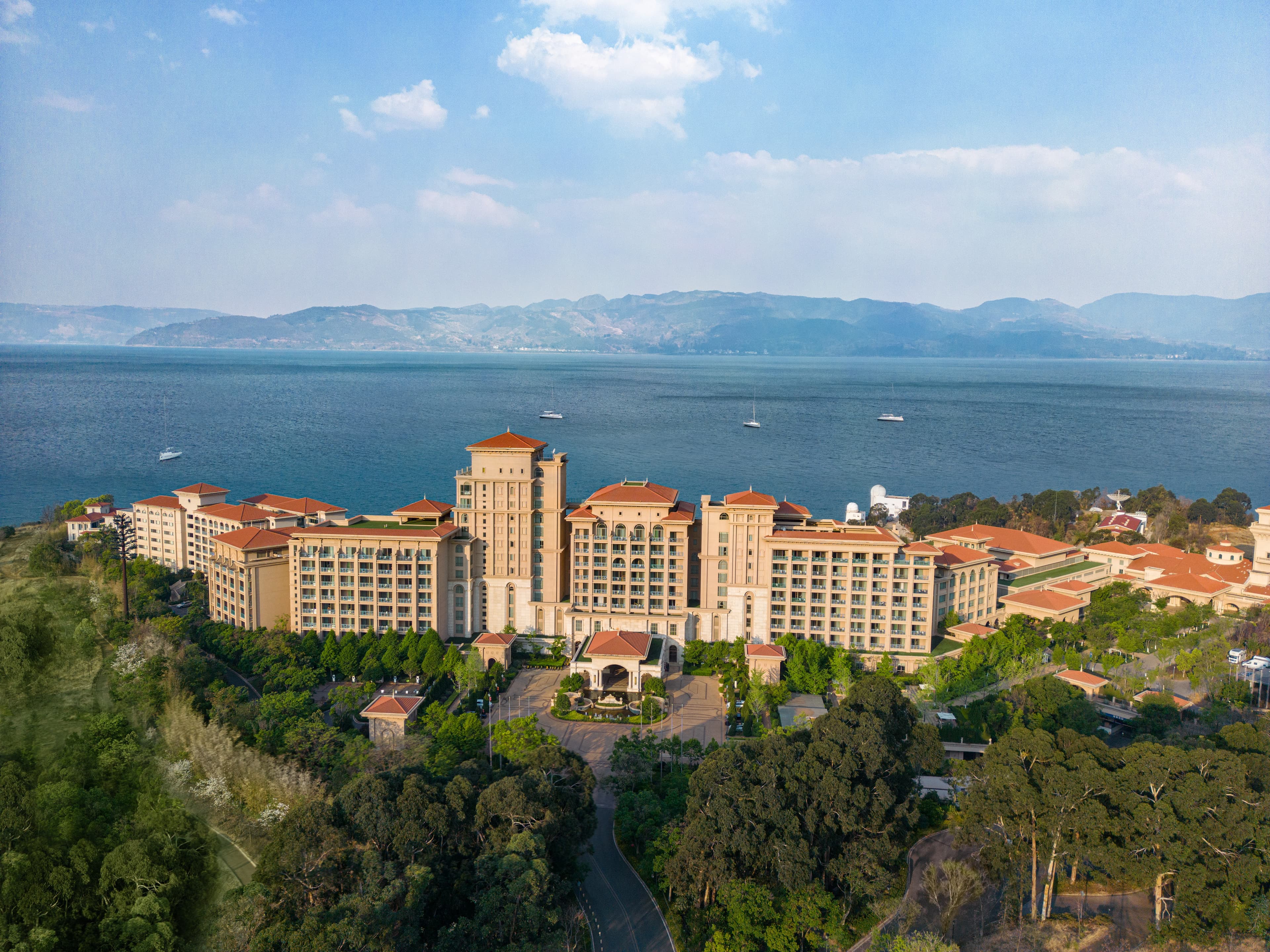 Hilton Yuxi на озере Фусян