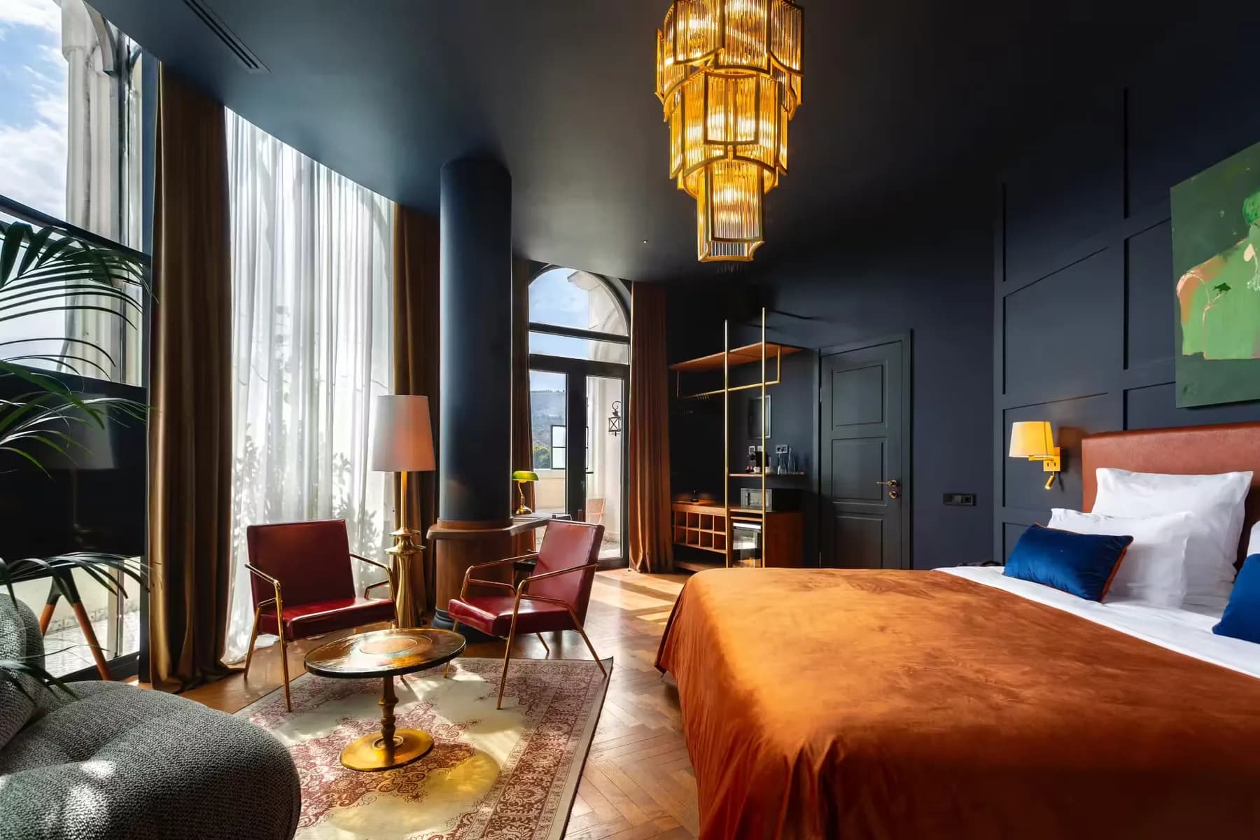 Zorba & Bond hotel on the 8th