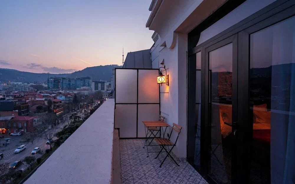 Zorba & Bond hotel on the 8th — 6