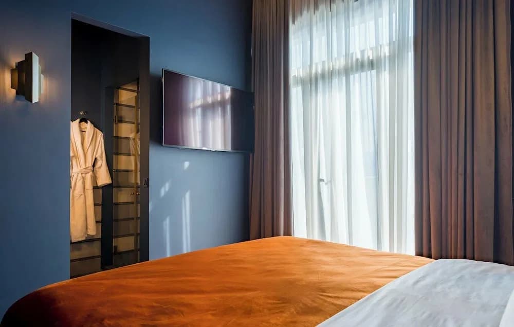 Zorba & Bond hotel on the 8th — 9