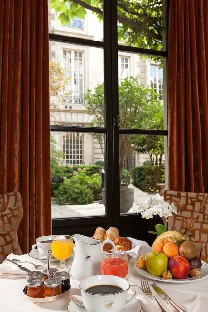 Le Pavillon de la Reine & Spa, Place des Vosges - 5