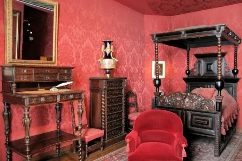 Le Pavillon de la Reine & Spa, Place des Vosges — 6
