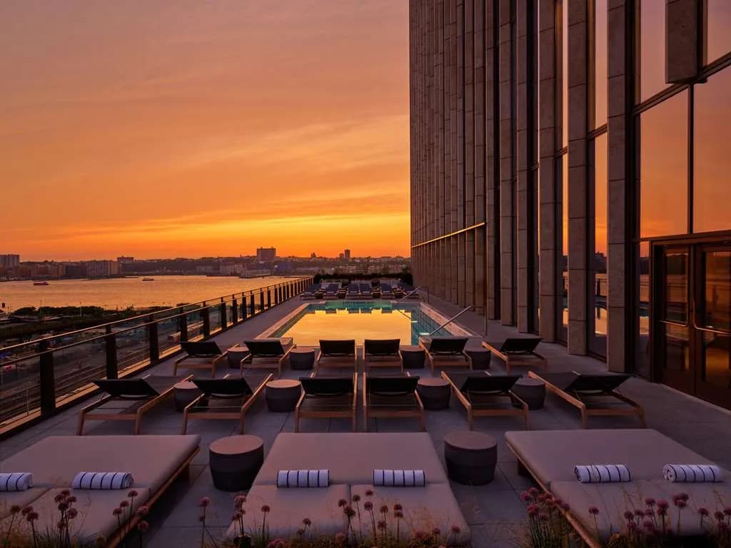 Equinox Hotel New York - 3