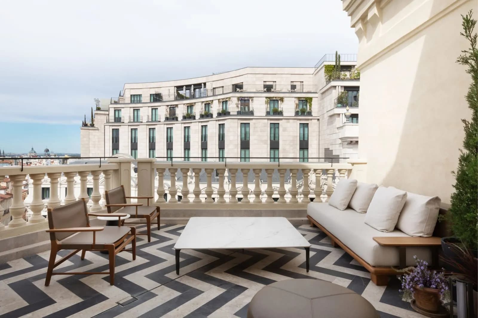 JW Marriott Hotel Madrid - 3